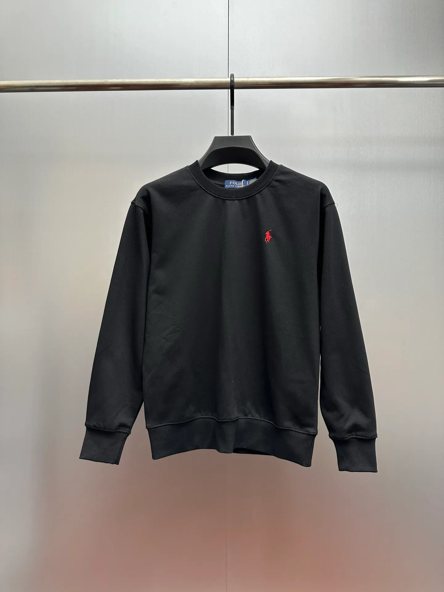 P240 Ralph Lauren/Ralph Lauren classic pony logo jersey long-sleeved sweatshirt. Loose and lazy casual style design. The solid color base is simple and versatile, making it easy to control various styles. ‌The coat fabric is made of 60% cotton➕40% polyester, which not only retains the softness, comfort and breathability of cotton, but also adds the wear resistance and wrinkle resistance of polyester fiber, making the clothes more durable and easy to care for. Even in slightly cooler weather, you won't feel stuffy when wearing it. This kind of fabric has a natural crisp feel and is not easy to pill or deform. The large logo embroidery on the chest is full of color, full of three-dimensionality and lifelike. Designed in the same style for men and women, it is suitable for couples or family wear. It is both practical and beautiful. It is an indispensable and practical item in the wardrobe! Ralph Lauren's age-reducing items add a bit of liveliness and interest to the entire sweatshirt. There is no pressure to dress, regardless of age or gender. Complete accessories!  Color: Black Size: S-xL